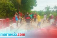 Ket. Foto : Kontraktor CV Riri Bersama Pemerintah Desa Rabasahain dan Masyarakat Sedang Memperbaiki Tembok Penahan Jembatan Yang Retak