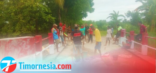 Ket. Foto : Kontraktor CV Riri Bersama Pemerintah Desa Rabasahain dan Masyarakat Sedang Memperbaiki Tembok Penahan Jembatan Yang Retak