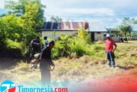 PLT Kepala Dinas Perikanan Kabupaten Malaka Vinsensius Babu bersama staf membersihkan lingkungan kantor/Timornesia