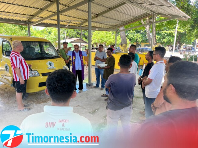 Pastor Paroki Kleseleon, Rm. Leonardus Nahas, Pr Saat Ibadat Pemberkatan Mobil Operasional Milik DPD II Partai Golkar Kabupaten Malaka, Sabtu 1 Maret 2025/Timornesia 