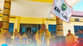 Ketua Askab PSSI Kabupaten Malaka Adrianus Bria Seran Mengibarkan Bendera Kabupaten Malaka Sebagai Tanda Telah Dilepas Secara Resmi Oleh Wakapolres Malaka Kompol Moh. Fakhrudin, Minggu (2/3/2025)/Timornesia 