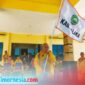 Ketua Askab PSSI Kabupaten Malaka Adrianus Bria Seran Mengibarkan Bendera Kabupaten Malaka Sebagai Tanda Telah Dilepas Secara Resmi Oleh Wakapolres Malaka Kompol Moh. Fakhrudin, Minggu (2/3/2025)/Timornesia 