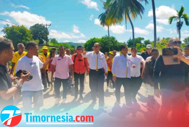 Bupati dan Wakil Bupati Malaka dr. Stefanus Bria Seran, MPH dan Henri Melki Simu, AMD disambut masyarakat di Desa Lamea, Kecamatan Wewiku, sebelum menuju kediaman di Haitimuk, Selasa (4/3/2025)/Timornesia 