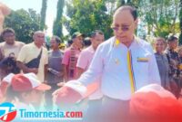 Bupati Malaka dr. Stefanus Bria Seran, MPH dan Wakil Bupati Malaka Henri Melki Simu AMD atau SBS-HMS saat menyapa anak-anak sekolah di Desa Lamea, Kecamatan Wewiku, Selasa 4/3/2025/Timornesia 