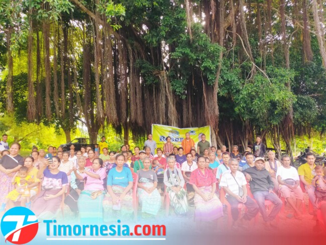 Anggota DPRD Provinsi NTT Agustinus Mera Nahak foto bersama masyarakat saat melakukan reses di Kabupaten Malaka, Senin 17/3/2025/TIMORNESIA 
