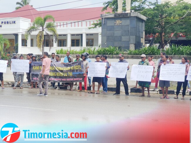 Ket. Foto : Masyarakat Kabupaten Belu Gelar Aksi Dukung Revisi UU TNI di depan Patung AA. Bere Talo, Sabtu 29/3/2025/dok. Timornesia 