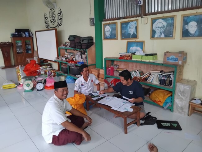 Lembaga Zakat, Infaq, dan Sedekah Nahdlatul Ulama (LAZISNU) Kabupaten Malaka, bekerja sama dengan Unit Intel Kodim 1605/Belu, mengadakan kegiatan pengumpulan dan penyerahan zakat fitrah, Kamis 27/3/2025/Bgr/Timornesia 