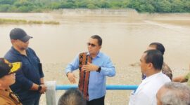 Ket. Foto : Gubernur NTT Melki Laka Lena saat melakukan peninjauan di Bendung Benenai/dok. Istimewa/Timornesia 