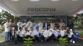 Ket Foto: Bupati Kupang, Yosef Lede, dan Wakil Bupati Kupang, Aurum Titu Eki, menghadiri acara Halal Bihalal Idul Fitri 1446 H yang dirangkai dengan perayaan Hari Ulang Tahun (HUT) ke-60 Yonif 743/PSY, Senin 31/3/2025/dok Prokopim Kabupaten Kupang/Timornesia 