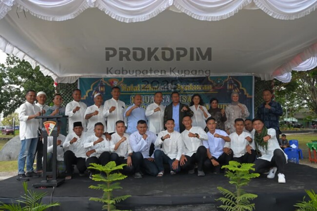 Ket Foto: Bupati Kupang, Yosef Lede, dan Wakil Bupati Kupang, Aurum Titu Eki, menghadiri acara Halal Bihalal Idul Fitri 1446 H yang dirangkai dengan perayaan Hari Ulang Tahun (HUT) ke-60 Yonif 743/PSY, Senin 31/3/2025/dok Prokopim Kabupaten Kupang/Timornesia 