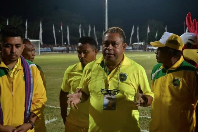 Ket Foto : Ketua Askab PSSI Kabupaten Malaka Adrianus Bria Seran, SH didampingi Manajer Tim PS Malaka, dr. Dionisius Ch. Bria Seran, Sp.OG/dok PS Malaka/Timornesia 