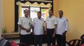 Ket Foto : Pengurus PGRI Kabupaten Malaka Jhon Seran Suri dan Timotius Un foto bersama PLH Kadis dan Sekertaris Pendidikan dan Kebudayaan Kabupaten Malaka, Rabu 9/4/2025/Timornesia 