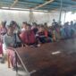 Ket Foto : Masyarakat Desa Besikama melaporkan Kepala Desa Besikama/Timornesia 