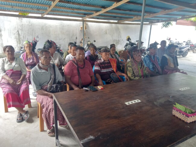 Ket Foto : Masyarakat Desa Besikama melaporkan Kepala Desa Besikama/Timornesia 
