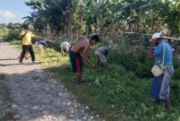 Ket Foto : Penjabat Desa Umatoos bersama masyarakat membersihkan bahu jalan, Jumat 25/4/2025/HK/Timornesia