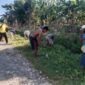 Ket Foto : Penjabat Desa Umatoos bersama masyarakat membersihkan bahu jalan, Jumat 25/4/2025/HK/Timornesia 