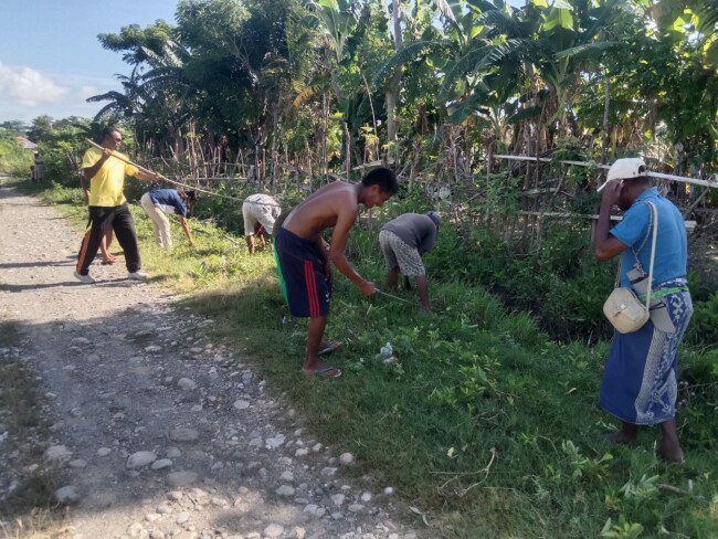 Ket Foto : Penjabat Desa Umatoos bersama masyarakat membersihkan bahu jalan, Jumat 25/4/2025/HK/Timornesia 
