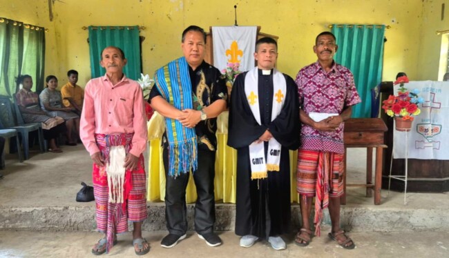 Wakil Bupati Malaka Henri Melki Simu saat menghadiri ibadat bersama Jemaat Petra Makembala, Minggu, 27/4/2025/Timornesia 
