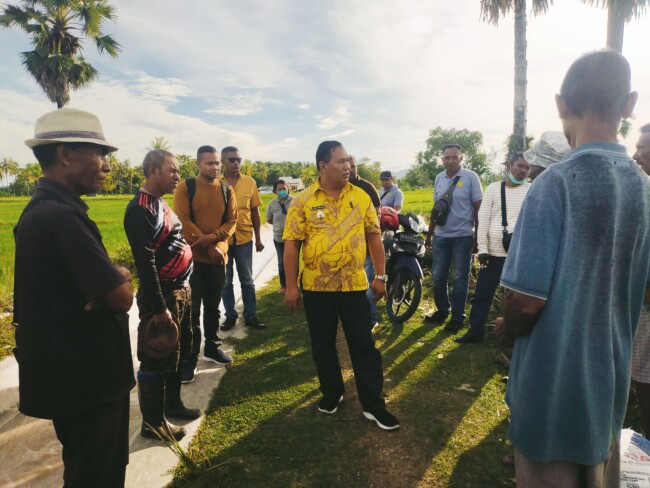 Ket Foto : Wakil Bupati Malaka Henri Melki Simu melakukan kunjungan di tiga desa untuk meninjau ketersediaan air bagi para petani, Jumat 11/4/2025/dok Istimewa/Timornesia 