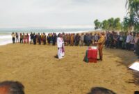 Ket Foto : Bupati Malaka dr. Stefanus Bria Seran, MPH didampingi Wakil Bupati Henri Melki Simu, A.Md melantik Kepala Desa dan Penjabat Kepala Desa di Pantai Motadikin, Sabtu 12/4/2025/dok Istimewa/Timornesia