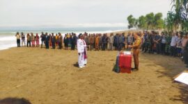 Ket Foto : Bupati Malaka dr. Stefanus Bria Seran, MPH didampingi Wakil Bupati Henri Melki Simu, A.Md melantik Kepala Desa dan Penjabat Kepala Desa di Pantai Motadikin, Sabtu 12/4/2025/dok Istimewa/Timornesia 
