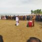 Ket Foto : Bupati Malaka dr. Stefanus Bria Seran, MPH didampingi Wakil Bupati Henri Melki Simu, A.Md melantik Kepala Desa dan Penjabat Kepala Desa di Pantai Motadikin, Sabtu 12/4/2025/dok Istimewa/Timornesia 