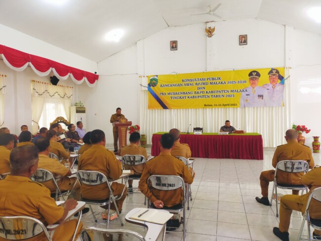 Ket Foto : Wakil Bupati Malaka Henri Melki Simu, A.Md atau HMS saat membuka kegiatan konsultasi publik rancangan awal RPJMD Kabupaten Malaka tahun 2025-2030, Senin 14/4/2025/dok Istimewa/Timornesia 