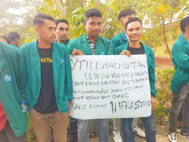 Ket Foto : Mahasiswa UNIMOR sambut kedatangan Mentri Dikti Prof. Brian Yuliarto dengan tuntutan ruang kuliah pada selebaran bertuliskan Kami Butuh Infrastruktur/dok Istimewa/Timornesia 
