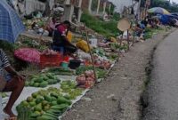 Ket Foto : Kondisi Pasar Baru Kefamenanu Menggunakan Bahu Jalan/dok Timornesia 