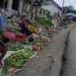 Ket Foto : Kondisi Pasar Baru Kefamenanu Menggunakan Bahu Jalan/dok Timornesia 