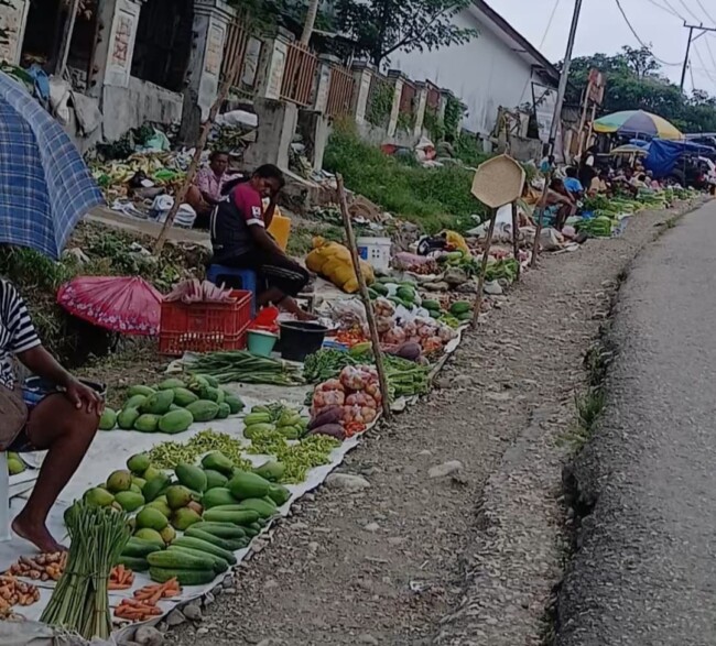 Ket Foto : Kondisi Pasar Baru Kefamenanu Menggunakan Bahu Jalan/dok Timornesia 