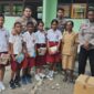 Ket Foto : Kapolsek Malaka Tengah Ipda Harris Islamy Pasya S.Tr.K, bersama anggota membagikan buku tulis bagi siswa SD di Malaka, Senin 14/4/2025/dok Polsek Malaka Tengah/Timornesia 