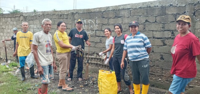 Penjabat Kades Umatoos Herminus Klau dan Anggota DPRD Kabupaten Malaka Fraksi Partai Golkar Maria Fransiska Bria bersama masyarakat gotong royong membersihkan Lingkungan dan kompleks pasar harian Loron-loron/dok pribadi/Timornesia 