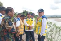 Kepala BBWS NT II Parlinggoman Simanungkalit, bersama jajaran teknis BBWS NT II didampingi PLH Kepala Dinas PUPR Kabupaten Malaka Lorens Haba saat memantau tanggul rusak di Uma Au, Desa Haitimuk, Kecamatan Weliman, Kabupaten Malaka, Kamis 22/5/2025/dok pribadi/fur/Timornesia 