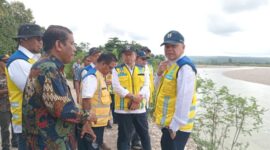Kepala BBWS NT II Parlinggoman Simanungkalit, bersama jajaran teknis BBWS NT II didampingi PLH Kepala Dinas PUPR Kabupaten Malaka Lorens Haba saat memantau tanggul rusak di Uma Au, Desa Haitimuk, Kecamatan Weliman, Kabupaten Malaka, Kamis 22/5/2025/dok pribadi/fur/Timornesia 