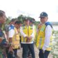 Kepala BBWS NT II Parlinggoman Simanungkalit, bersama jajaran teknis BBWS NT II didampingi PLH Kepala Dinas PUPR Kabupaten Malaka Lorens Haba saat memantau tanggul rusak di Uma Au, Desa Haitimuk, Kecamatan Weliman, Kabupaten Malaka, Kamis 22/5/2025/dok pribadi/fur/Timornesia 