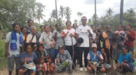 Anggota DPRD Kabupaten Malaka Maria Fransiska Bria pose bersama masyarakat disela kegiatan Jumat bersih di desa Umatoos, Jumat 23/5/2025/dok hk/Timornesia 