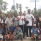 Anggota DPRD Kabupaten Malaka Maria Fransiska Bria pose bersama masyarakat disela kegiatan Jumat bersih di desa Umatoos, Jumat 23/5/2025/dok hk/Timornesia 