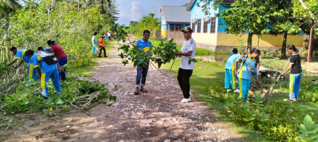 SMA Kartini Umatoos Aktif Dukung Program Kebersihan Desa: Sinergi Sekolah dan Pemerintah Dorong Budaya Hidup Bersih/HK/Timornesia 