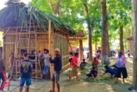 Ket foto : Umat Lingkungan St. Fransiskus Assisi Oeekam menggelar aneka kegiatan menyambut Hari Ulang Tahun Paroki Hati Yesus Yang Maha Kudus Noemuti/Erik Suni/Timornesia 