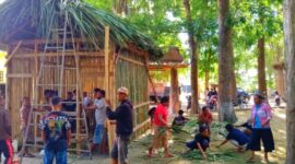 Ket foto : Umat Lingkungan St. Fransiskus Assisi Oeekam menggelar aneka kegiatan menyambut Hari Ulang Tahun Paroki Hati Yesus Yang Maha Kudus Noemuti/Erik Suni/Timornesia 