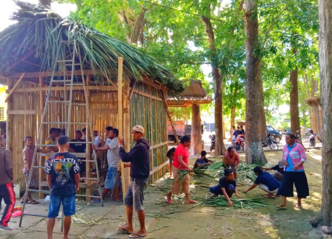 Ket foto : Umat Lingkungan St. Fransiskus Assisi Oeekam menggelar aneka kegiatan menyambut Hari Ulang Tahun Paroki Hati Yesus Yang Maha Kudus Noemuti/Erik Suni/Timornesia 