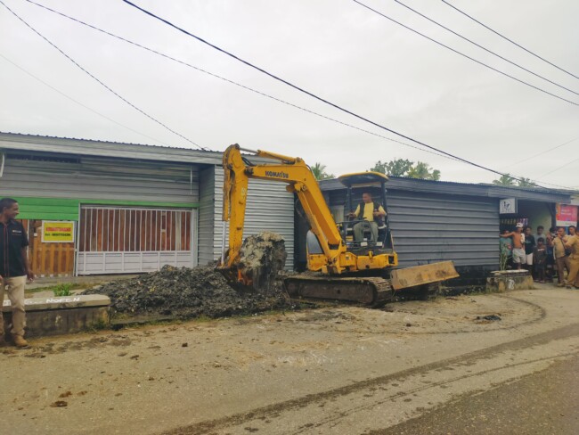 Respons cepat Pemerintah Kabupaten Malaka tangani genangan air di ruas jalan Bakateu-Harekakae, Selasa 6/5/2025/Timornesia 
