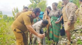 Ket Foto : Pemasangan patok lahan secara simbolis oleh Wakil Bupati Malaka, Henri Melki Simu, Selasa 20/5/2025/dok pribadi/Timornesia 