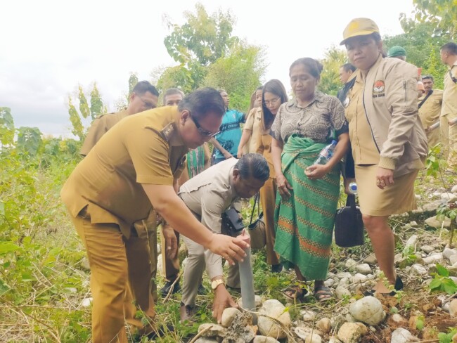 Ket Foto : Pemasangan patok lahan secara simbolis oleh Wakil Bupati Malaka, Henri Melki Simu, Selasa 20/5/2025/dok pribadi/Timornesia 