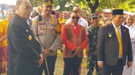 Ket Foto : Bupati Malaka, Wakil Bupati Malaka, Didampingi Kapolres Malaka dan Wakil Ketua I DPRD Kabupaten Malaka sesuai upacara Hardiknas di lapangan umum Betun, Jumat 2/5/2025/Istimewa/Timornesia 