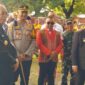 Ket Foto : Bupati Malaka, Wakil Bupati Malaka, Didampingi Kapolres Malaka dan Wakil Ketua I DPRD Kabupaten Malaka sesuai upacara Hardiknas di lapangan umum Betun, Jumat 2/5/2025/Istimewa/Timornesia 