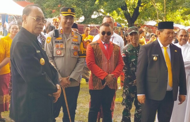 Ket Foto : Bupati Malaka, Wakil Bupati Malaka, Didampingi Kapolres Malaka dan Wakil Ketua I DPRD Kabupaten Malaka sesuai upacara Hardiknas di lapangan umum Betun, Jumat 2/5/2025/Istimewa/Timornesia 