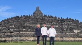 Presiden Prabowo Subianto dan Presiden Prancis Emmanuel Macron serta istri Brigitte Macron berfoto bersama setelah mengunjungi Candi Borobudur/Eva Savitri/detikcom/Timornesia 