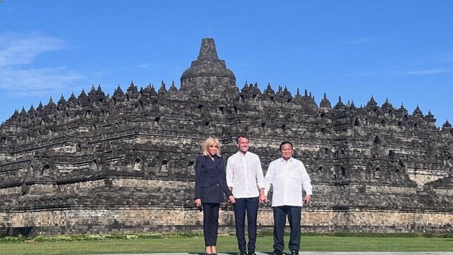 Presiden Prabowo Subianto dan Presiden Prancis Emmanuel Macron serta istri Brigitte Macron berfoto bersama setelah mengunjungi Candi Borobudur/Eva Savitri/detikcom/Timornesia 